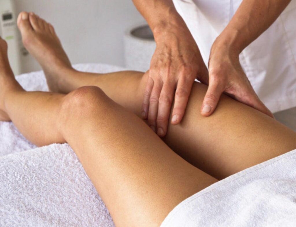 Sanfte therapeutische Berührung bei einer manuellen Lymphdrainage zur Entstauung des Gewebes.