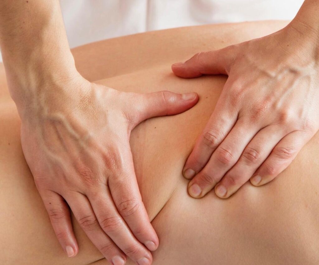Tiefgreifende therapeutische Massage zur Lösung von Muskelverspannungen und Faszienverklebungen am Rücken.