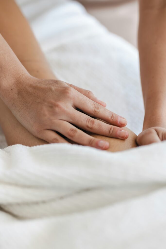 Detailaufnahme einer Fussreflexzonen-Massage mit gezielten Druckpunkten an der Fusssohle.