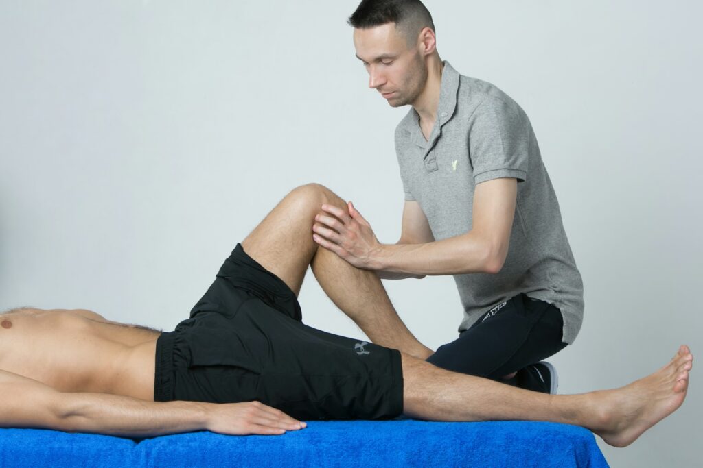 Tiefgreifende therapeutische Massage zur Lösung von Muskelverspannungen und Faszienverklebungen am Rücken.